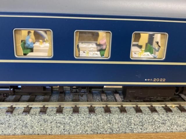 HOゲージの食堂車のお料理はミニチュア人形のYFS