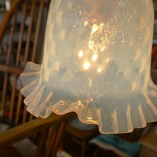 フランス アンティーク オパールセントガラス 小ぶりなフリルシェード