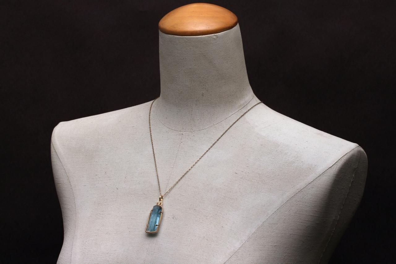 ベトナム産アクアマリンペンダントトップ WABTH-003｜エネルギーの滞り