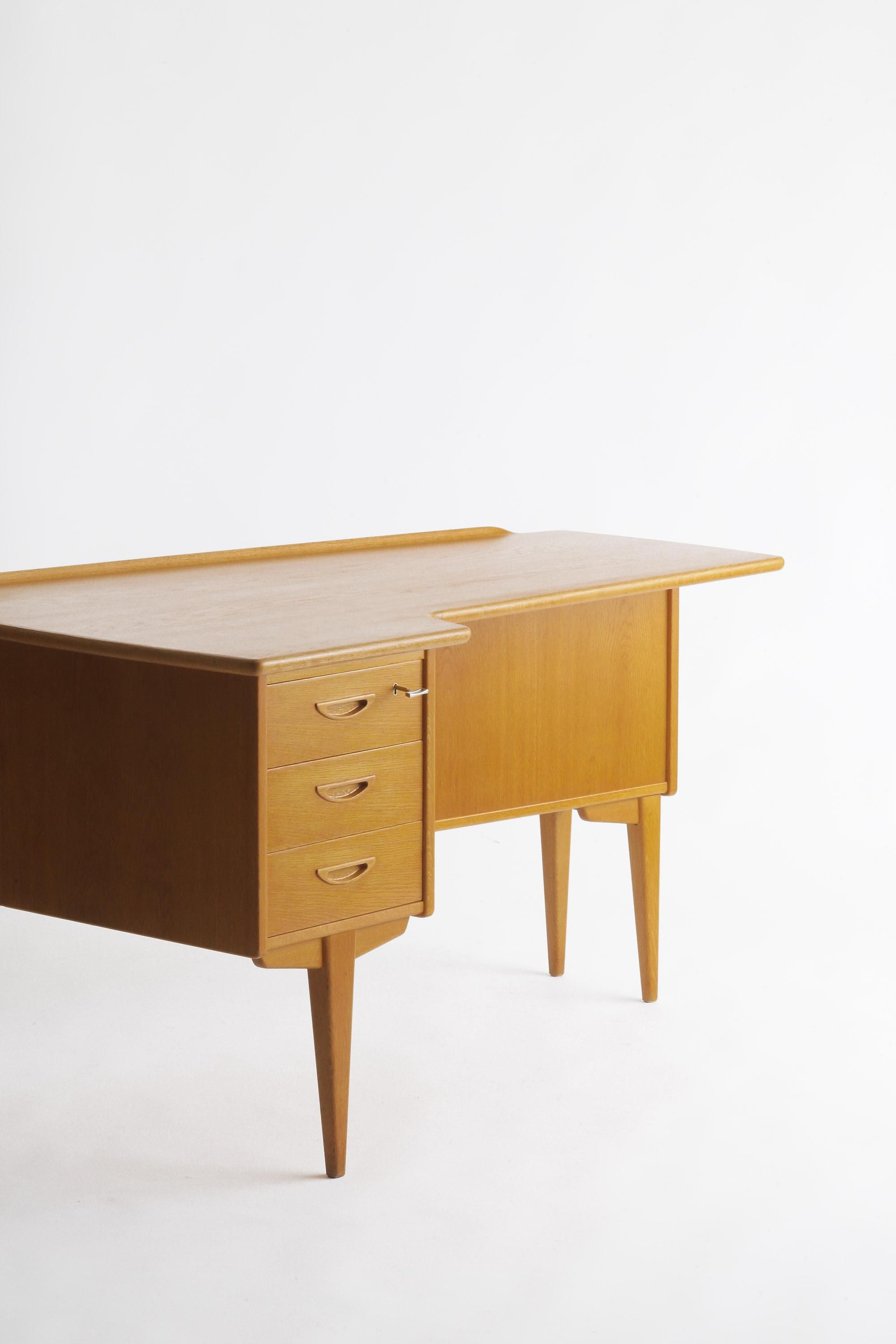 Desk Goran Strand - HIKE