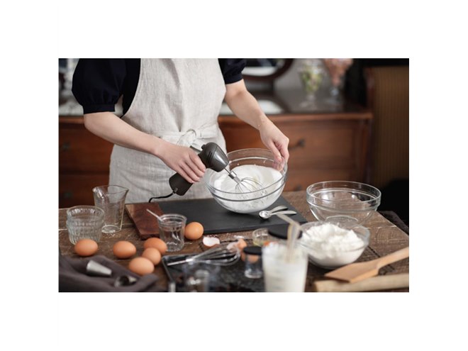 貝印、「混ぜる」「泡立てる」に特化した「SMART&COMPACT HAND MIXER