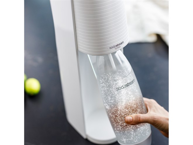 ソーダストリーム、シリンダーを片手でセットできる炭酸メーカーを本日