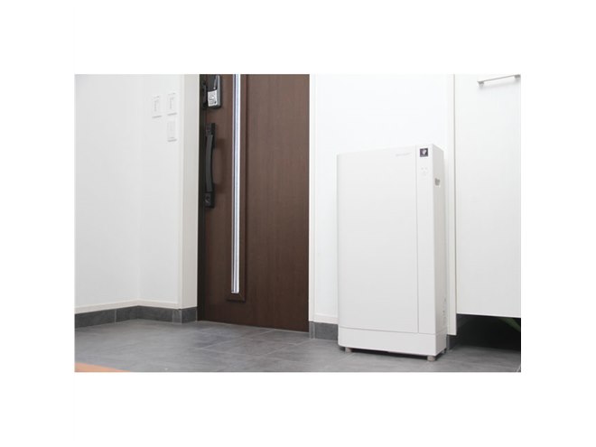 シャープ、「プラズマクラスターNEXT」とUV-Cを搭載したシューズ