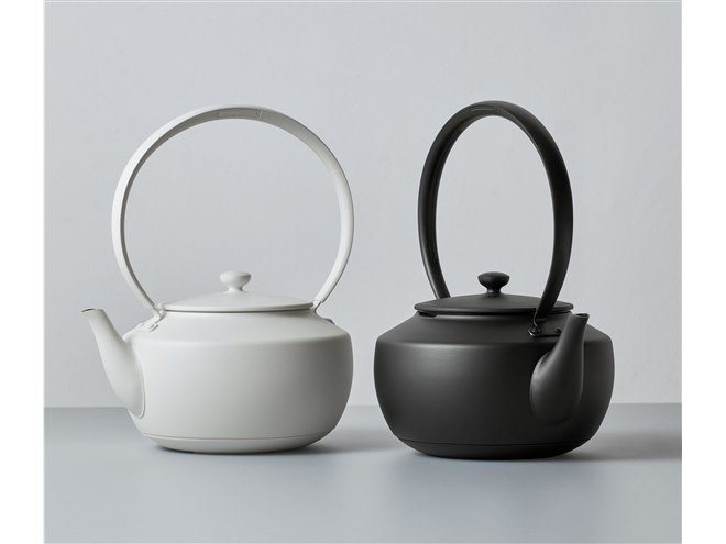 バルミューダ、やかんのようなデザインの電気ケトル「MoonKettle