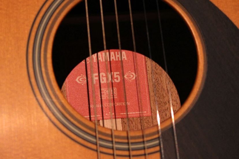 令和時代の“ヤマハ赤ラベル”！ 新作アコースティックギター「FG/FS Red