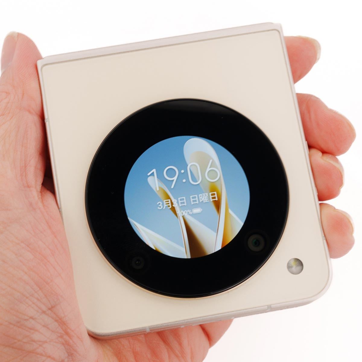 折りたたみスマホのゲームチェンジャー！ 最安39,800円「Libero Flip