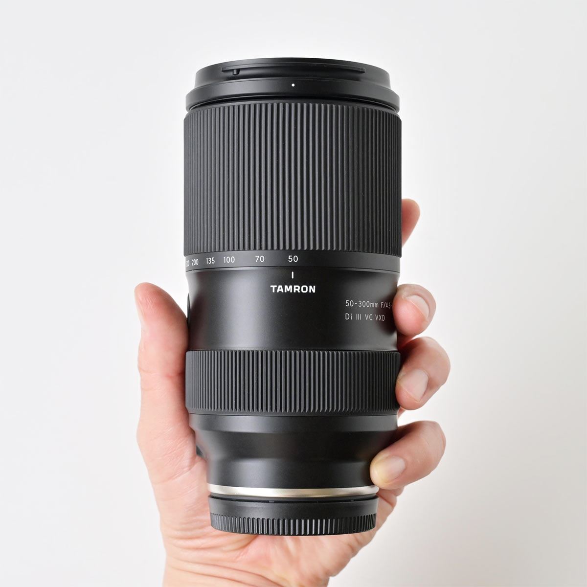 50mmスタートの最軽量・望遠ズームがタムロンから登場！ いち早く