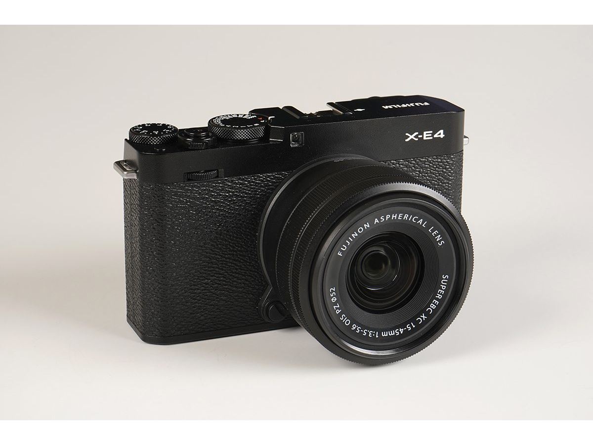 富士フイルム「X-E4」レビュー。ミニマルなデザイン＆操作性をどう評価