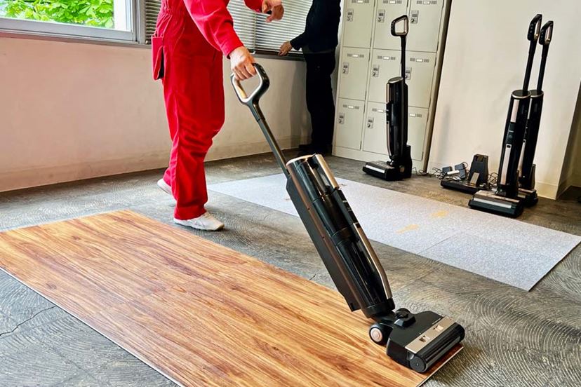 吸引掃除と同時に水拭きやから拭きができるコードレススティック掃除機