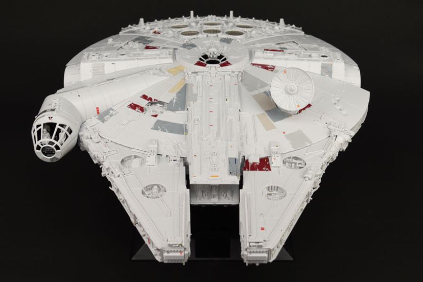 スター・ウォーズのファルコン号を完全再現！ 最高峰プラモを35時間で