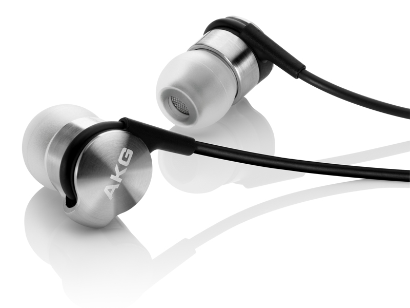 価格.com - 【注目製品レポート】異次元のサウンドを体験！ AKGの13万