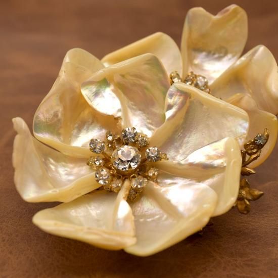 Miriam Haskell シェル ラインストーン フラワー ブローチ - - GALLERY