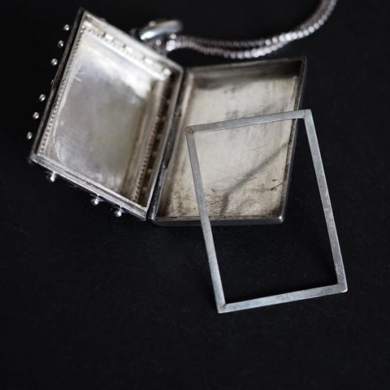 イギリス製 アンティークシルバー ヴィクトリア朝ロケットペンダント