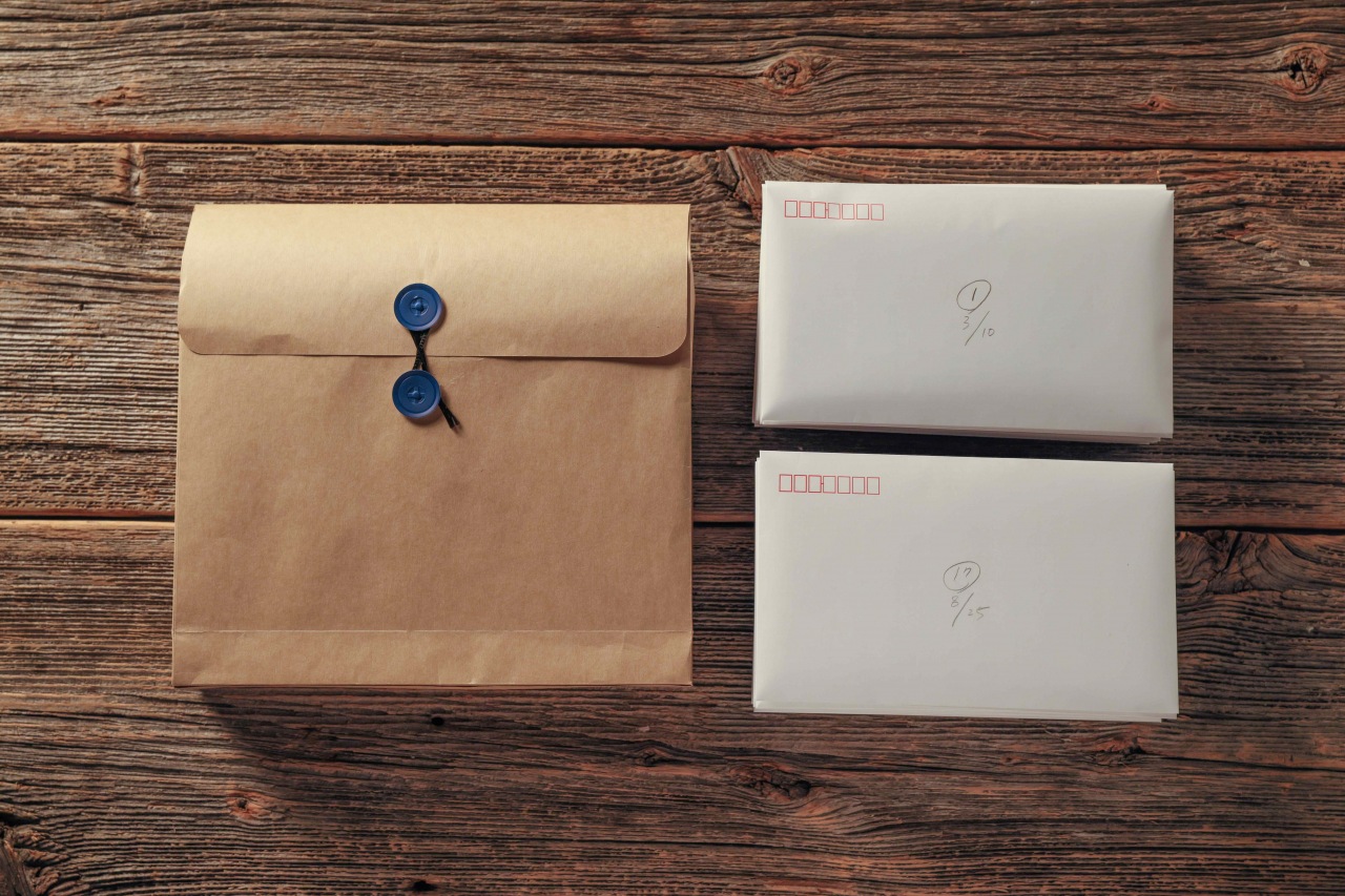 ヨルシカが、32通の封筒と約170枚の原稿用紙で構成される“書簡型小説