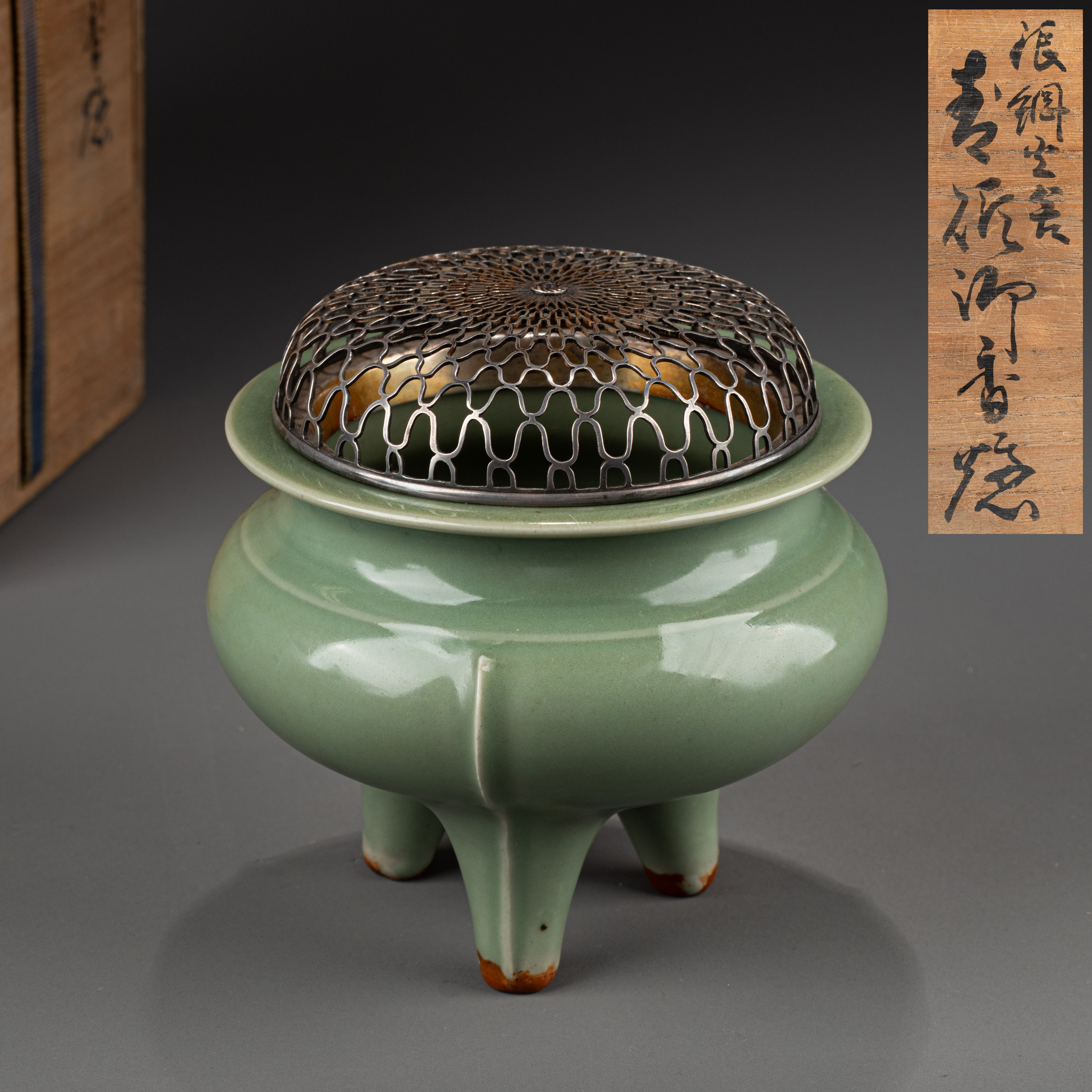 中国美術 袴腰 三足 青磁香炉(K-XA947) 中国美術 袴腰 三足 青磁香炉(K