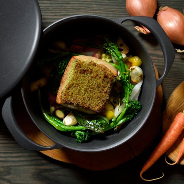 UNILLOY/キャセロール 深型 20cm -軽い鋳物ホーロー鍋で、いつもの料理