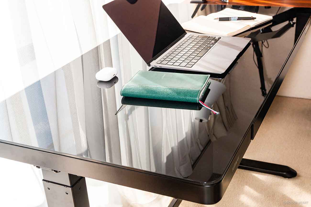 ガラス天板の電動昇降デスク、FLEXISPOT「EG8」レビュー。高級感のある