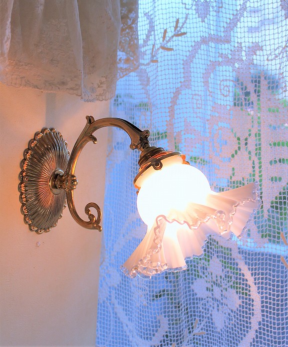 フレンチスタイルのアンティーク調 真鍮ブラケットライト＆ホワイトオ