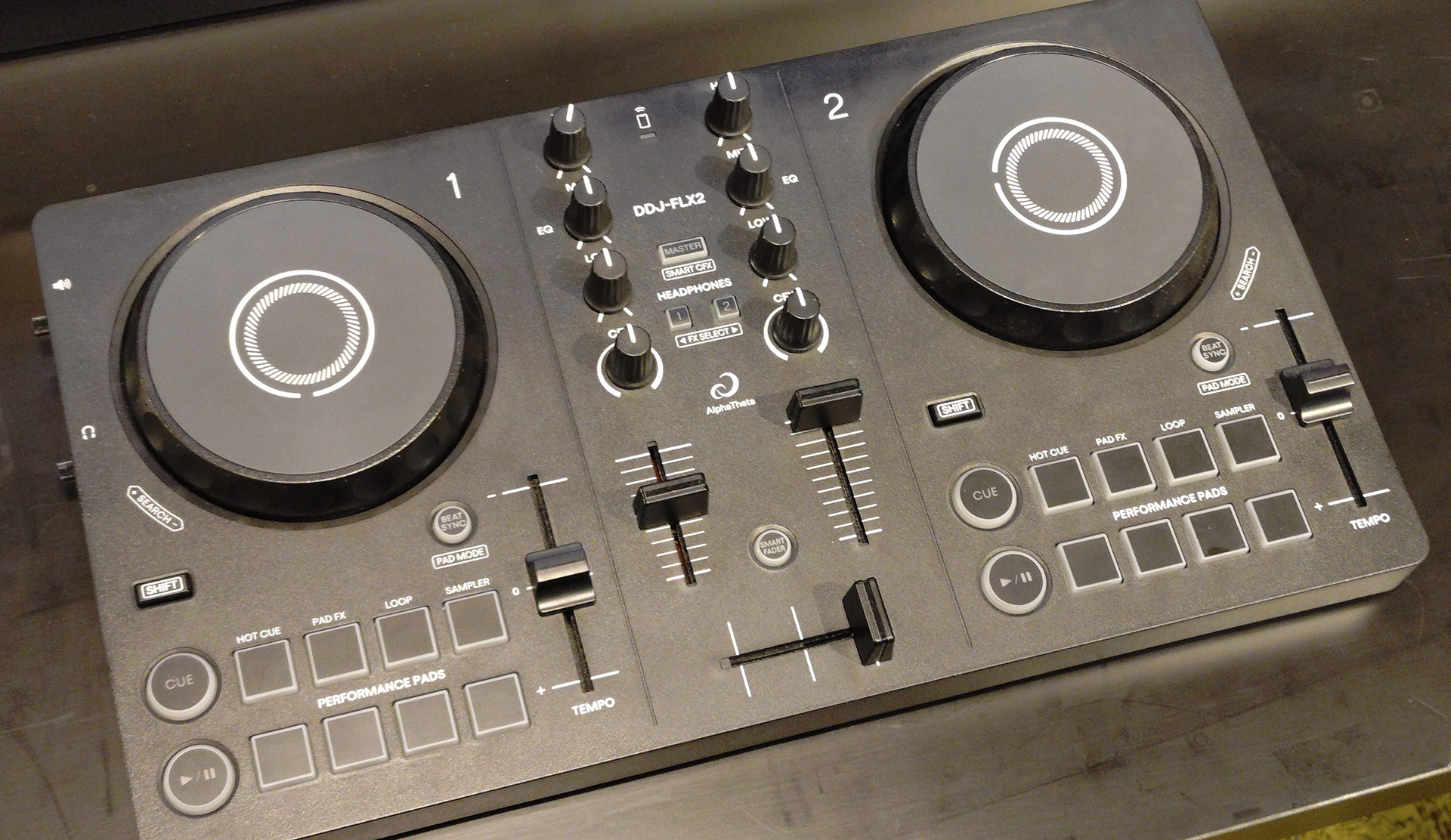 どちらを選ぶ？】 DJ初心者のための“機材二択”「DDJ-FLX2」と「DDJ