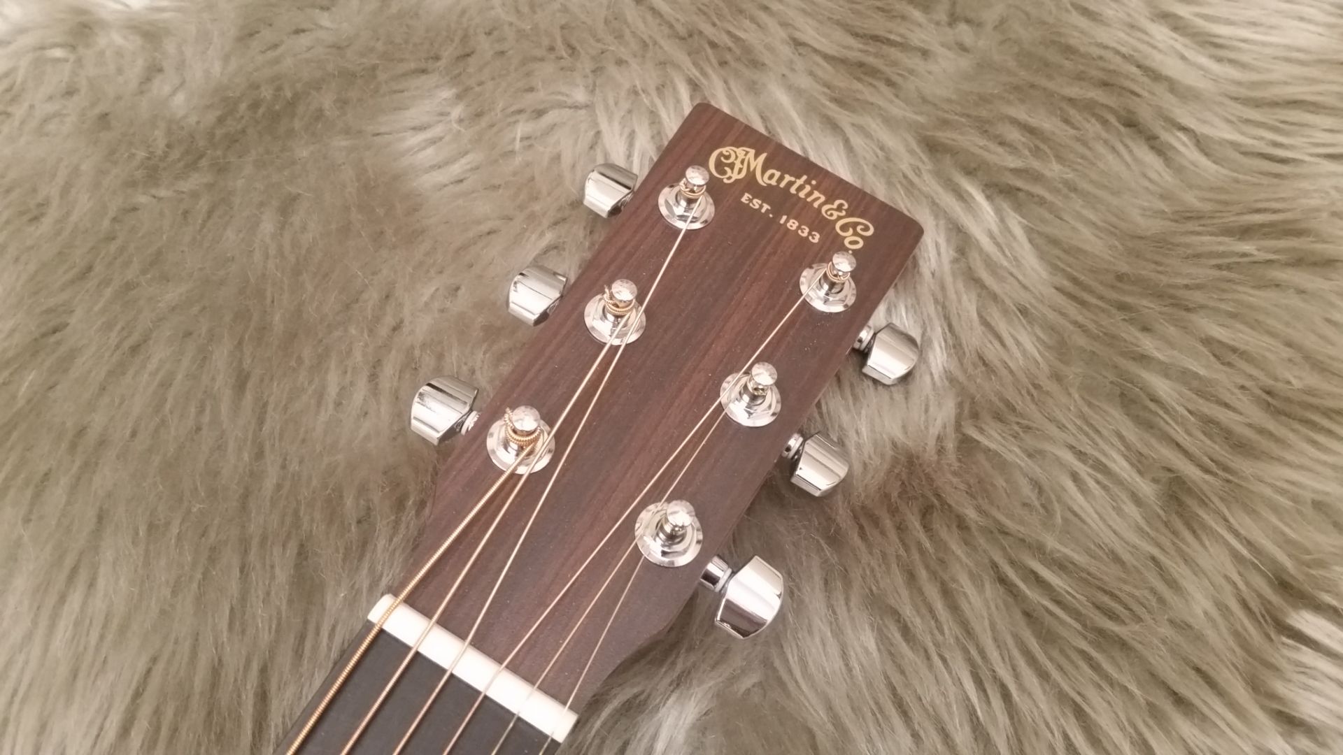 Martin】小ぶりな000X1AEが新品特価！！早い者勝ちです。｜島村楽器