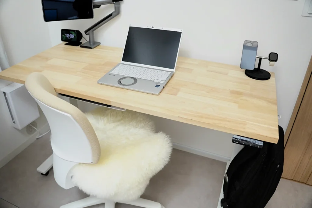 パームワークデスクレビュー：天板裏のネジ穴でカスタマイズが簡単な