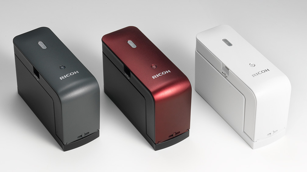 リコー、段ボールなどの上をスライドさせて印刷する、手のひらサイズの