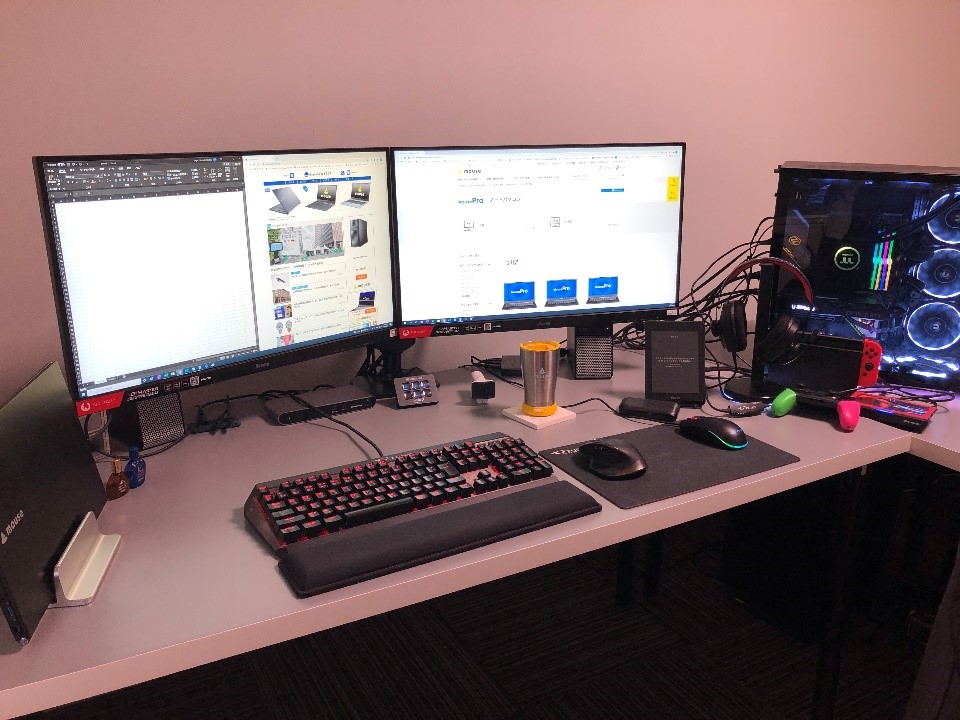 自宅での仕事がはかどる「高解像度デュアルディスプレイ」環境が最高