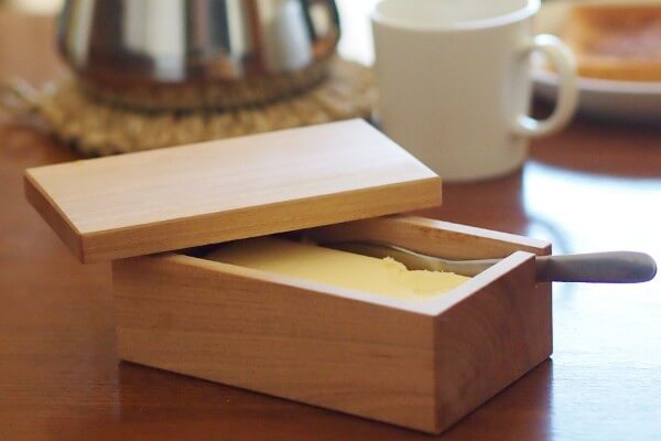 バターを温度変化から守ってくれる木製のバターケース - inzak