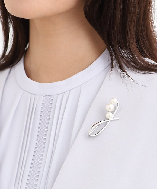 夏SALE／フォーマルにも使える】三粒パール調ブローチ