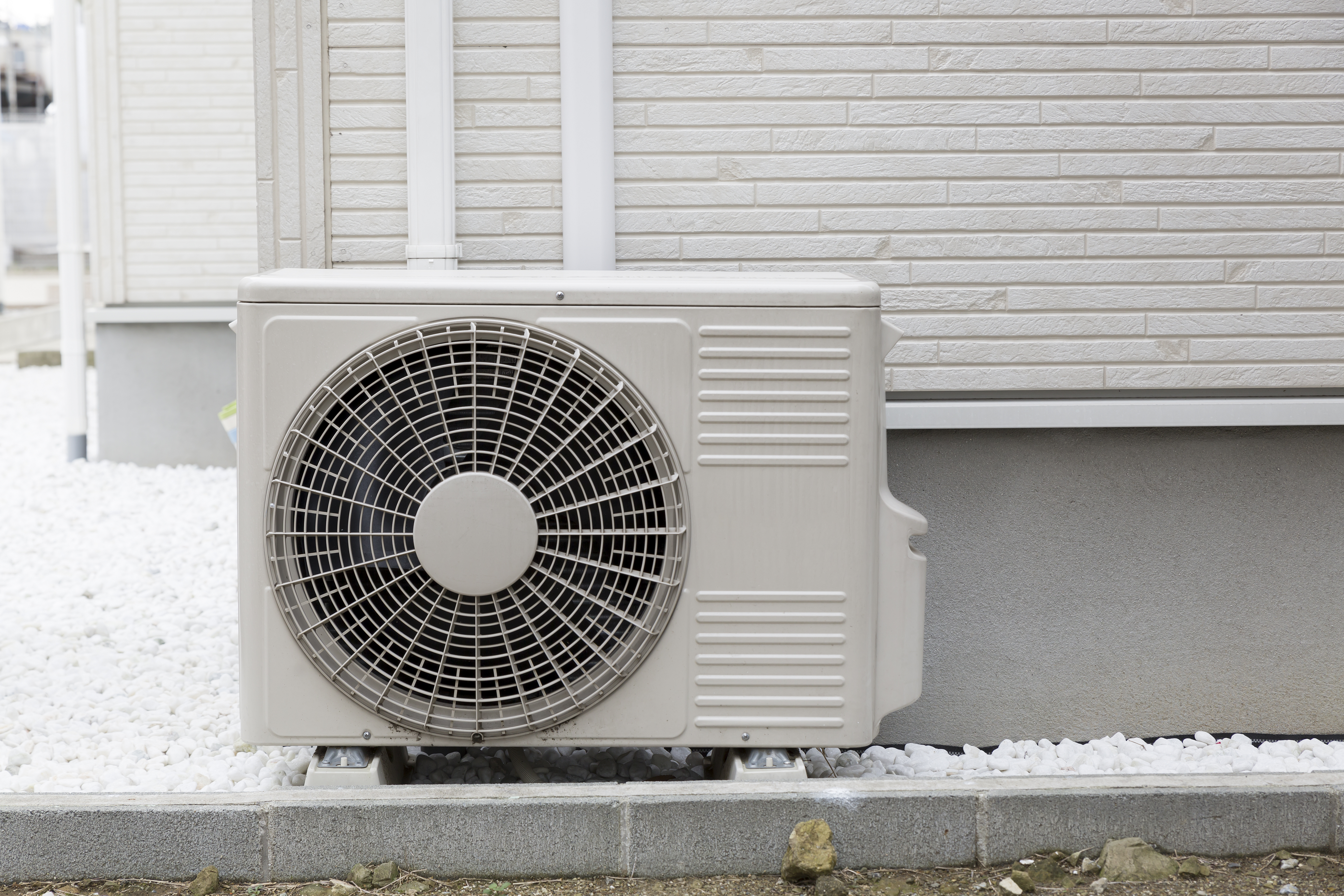 業務用エアコンの室外機の種類、メンテナンスの方法などを紹介 – 業界