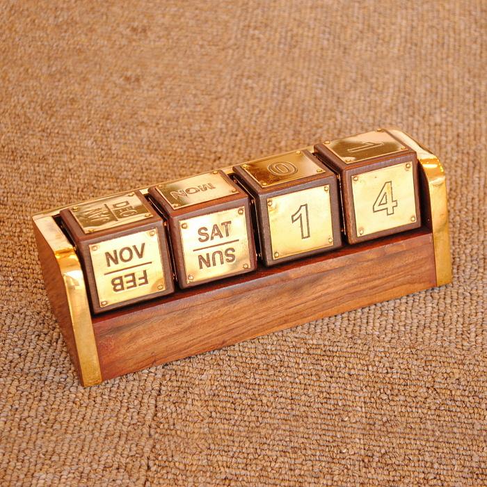 カレンダー おしゃれ 真鍮製 アンティーク調 暦 サイコロ 四面体 四面