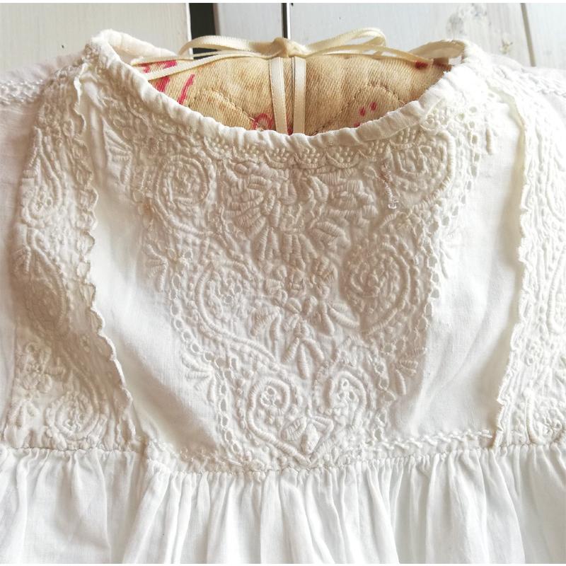 ホワイトワークとカットワーク ベビードレス イギリスアンティーク