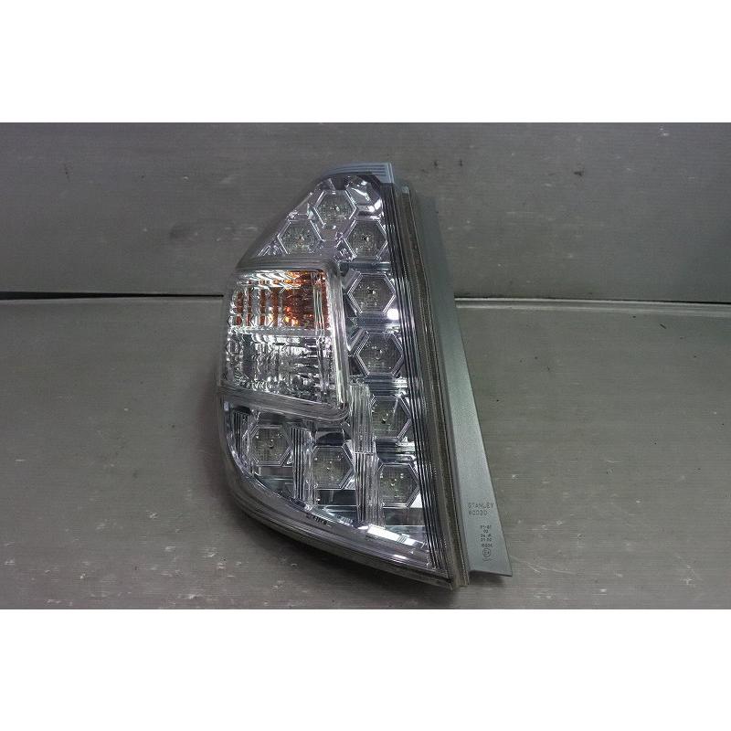 シャトル フィット ハイブリッド 前期 (GP2 GG7 GG8) 左 テールランプ