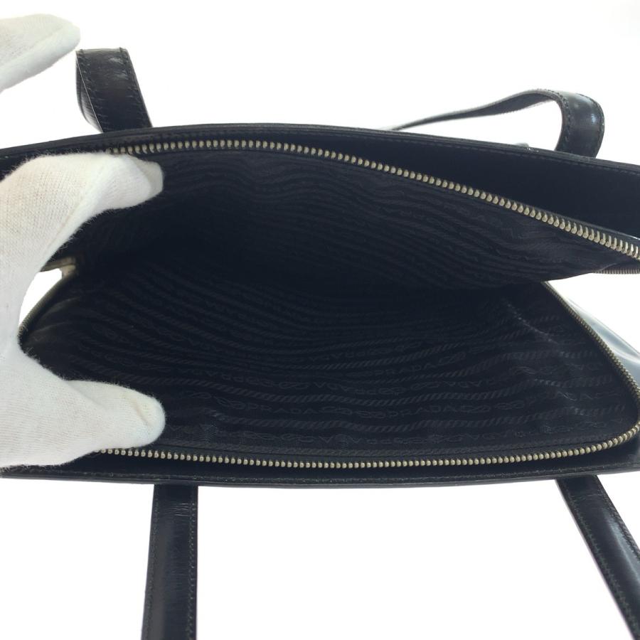 PRADA（プラダ） ロゴ型押し ブラック 黒 シルバー金具 エナメル B6010