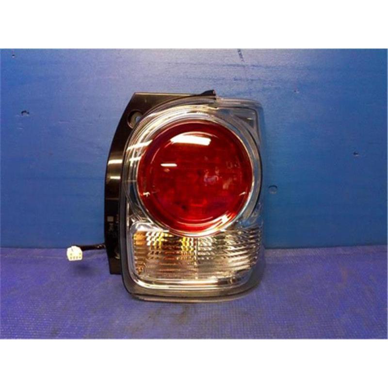 ダイハツ 純正 ムーヴキャンバス 《 LA800S 》 右テールランプ 81550