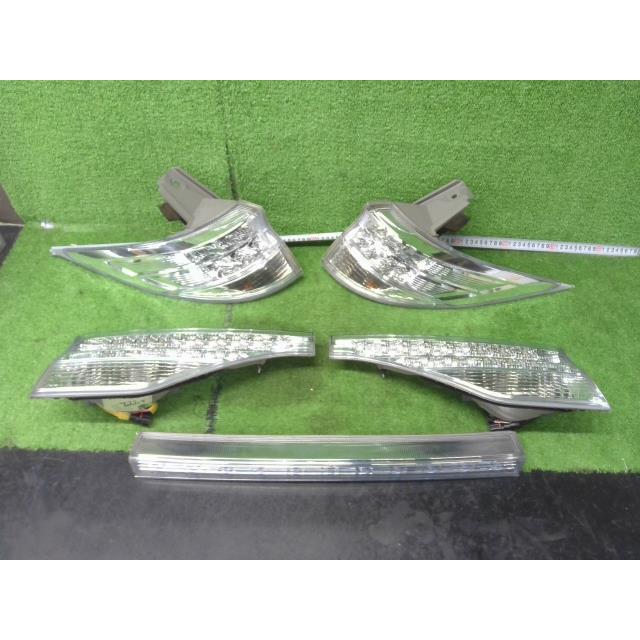 エスティマ DAA-AHR20W テールランプ 1F7 81580-28270 81590-28270