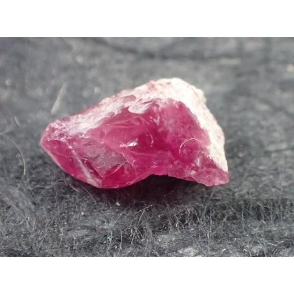 レッド・ベリルの鉱物学的データ・効果・効能・意味・石言葉