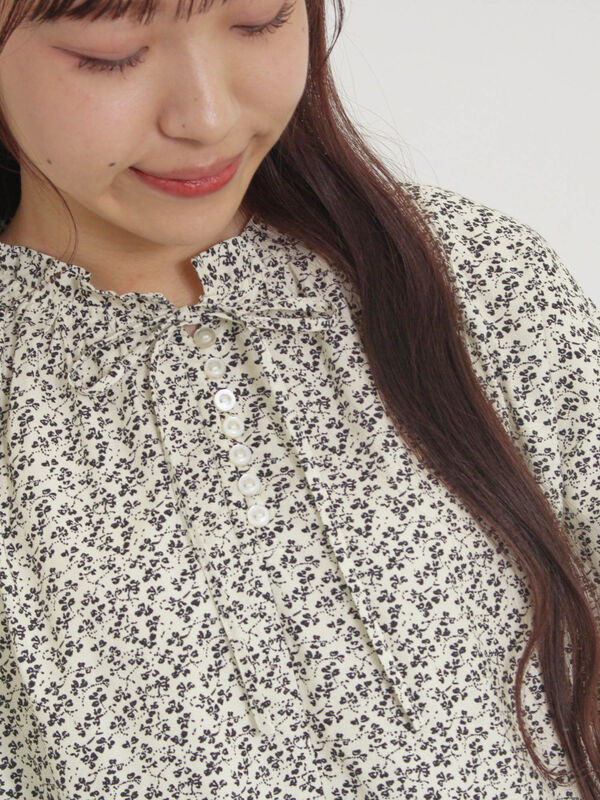 セール】 花柄フリルカラーブラウス（オフホワイト/ブラック/ブルー