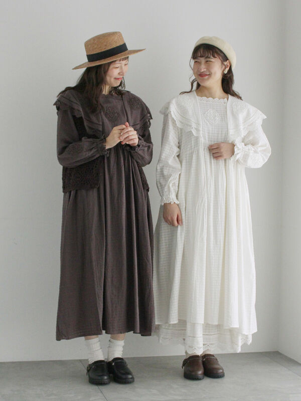 パーツレース刺繍ワンピース（オフホワイト/チャコールグレー/ミント