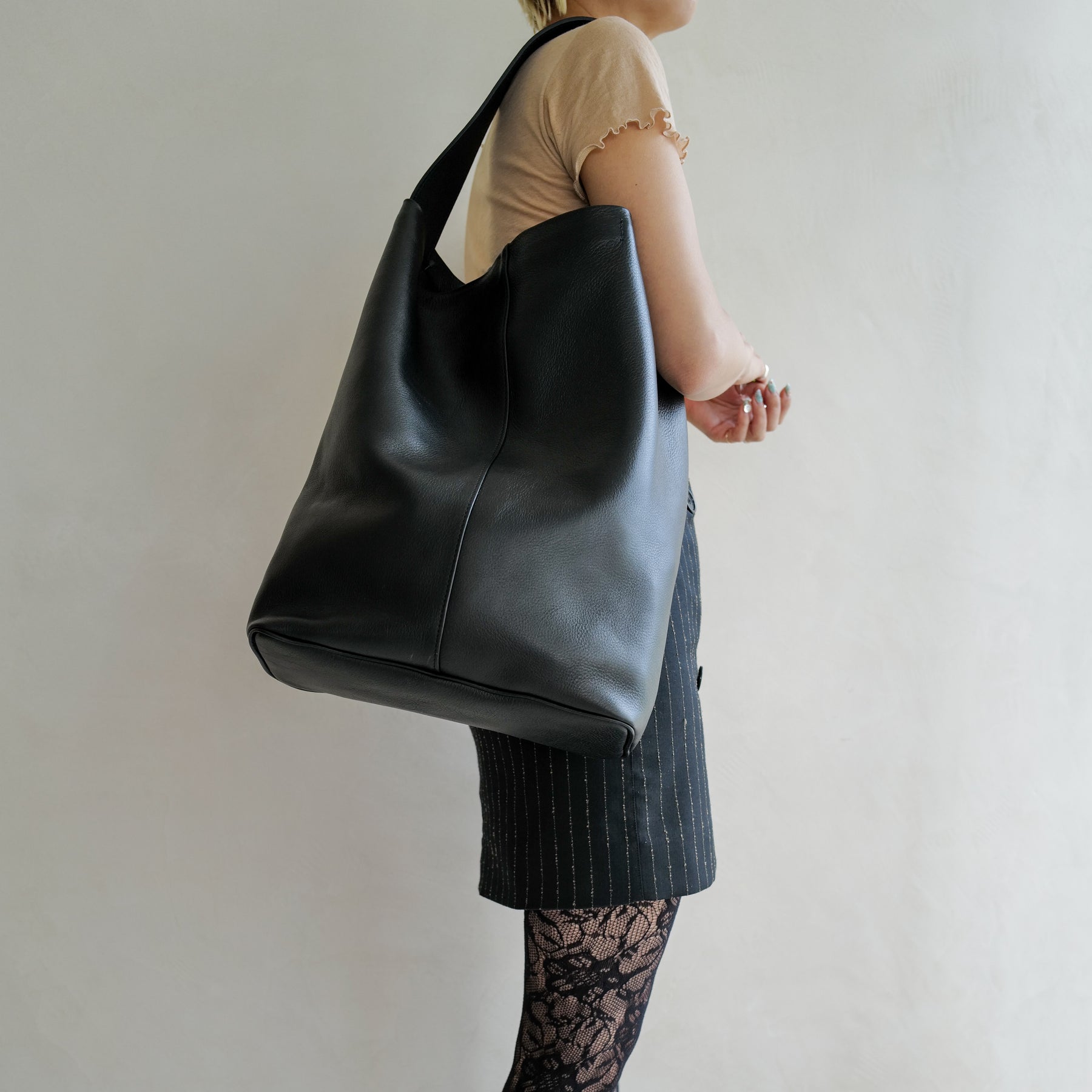 MARY BUCKET SHOULDER MM / RAPTO FLEX｜上品レザーの軽量ワン