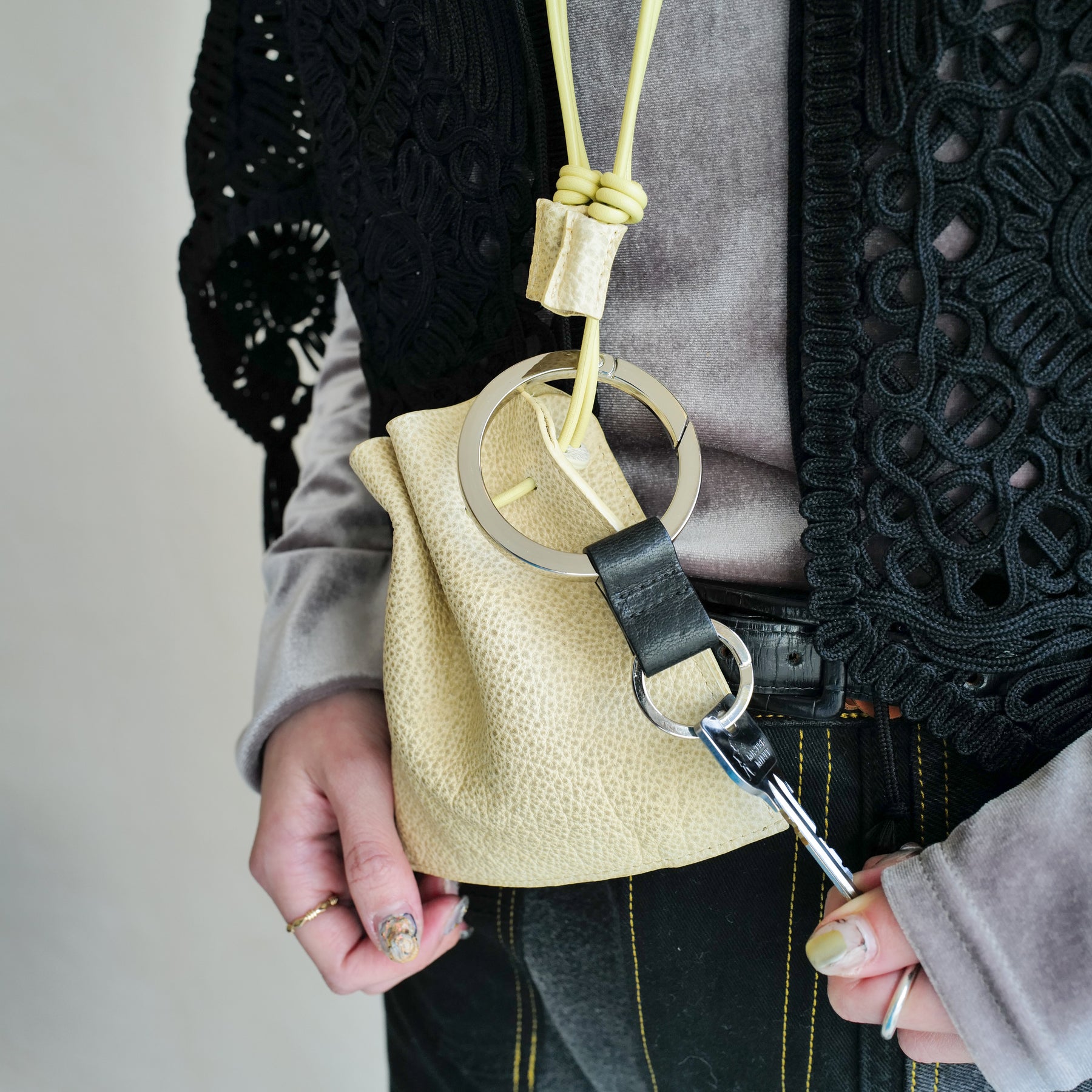 HERRIE KINCHAKU POUCH - XXS / SHIRO｜白鞣し革の極小レザーポーチ