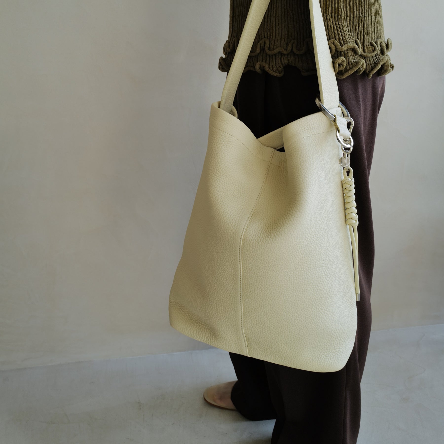 MARY BUCKET SHOULDER / DIPLO SKY｜サステイナブルレザーのワン