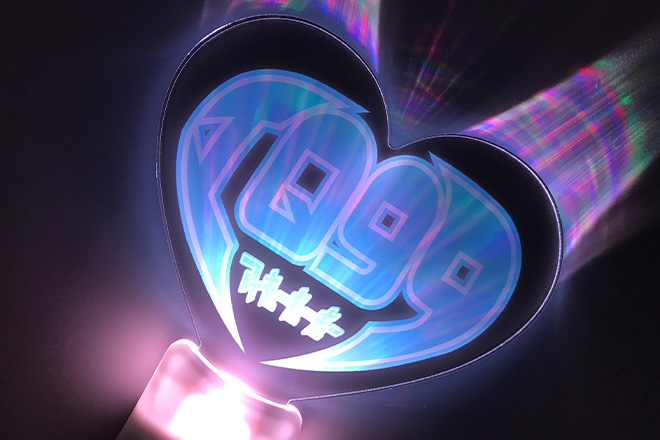 シャープな文字が光り輝くハート型のペンライト | 推し活・オリジナル