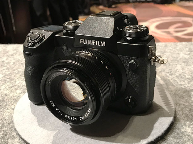 富士フイルム、ボディ内5軸・最大5.5段手ブレ補正機能を搭載した