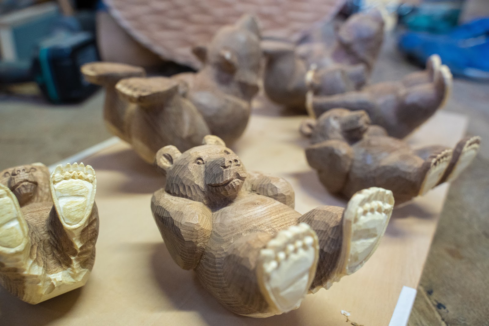 腹筋する木彫りの熊 好きで好きで彫り続けた伊藤さんの60年 - 上士幌