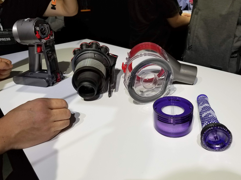 ダイソンの新型掃除機「V8 Slim」を分解! 吸引力が変わらない理由を