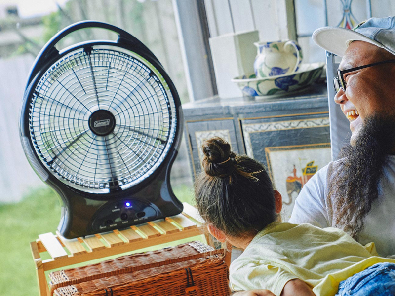 コールマン、キャンプに便利な充電式ファン。家や車でも使える - 家電