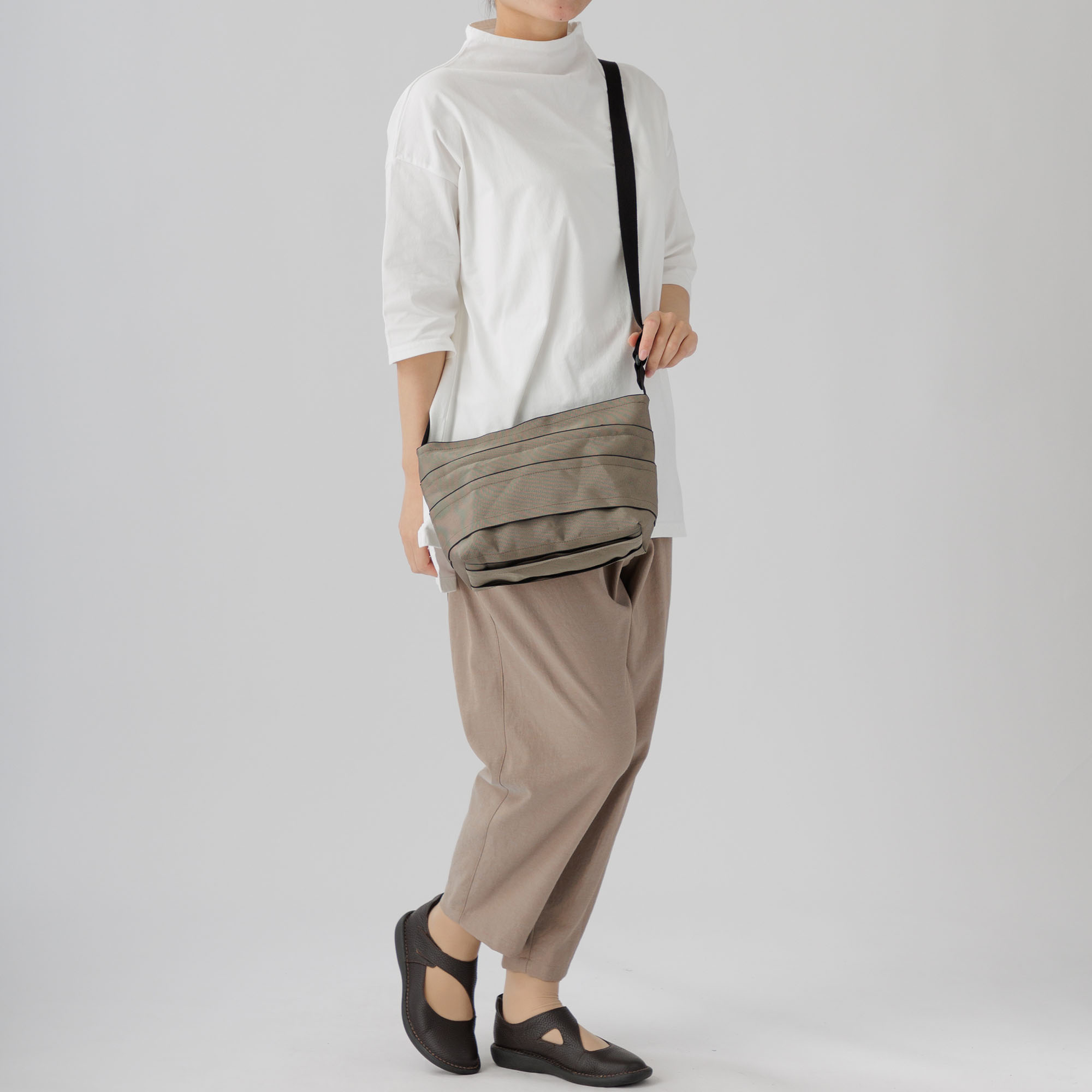 多彩なポケットのショルダーバッグ(小)5411-0 Series | かぐらやONLINE