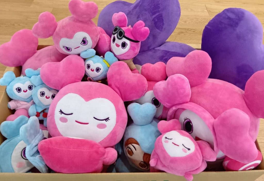 TWICEのラブリーぬいぐるみ、バッグチャームなどを買取 │ アイドル