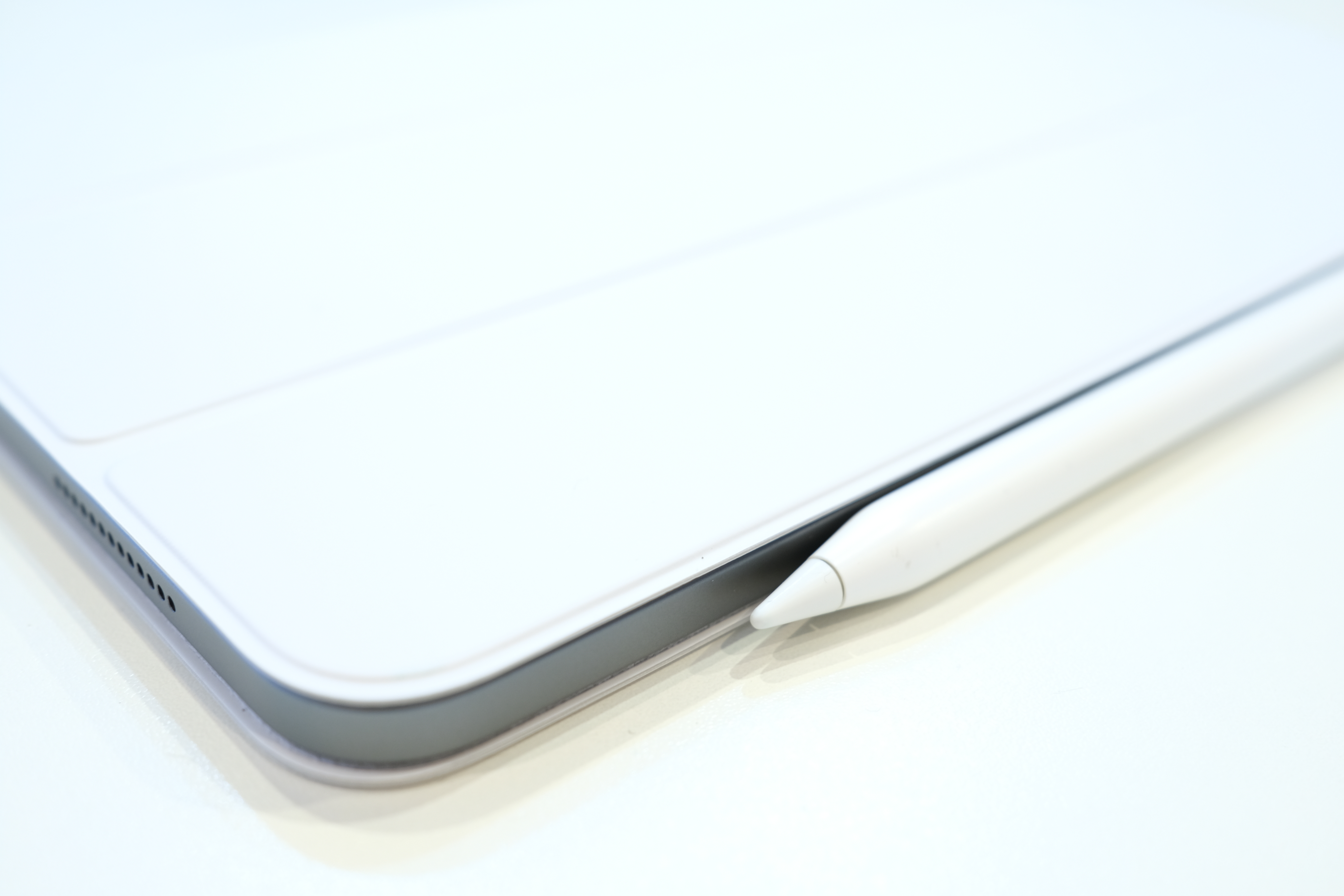 iPad Pro (2018) のケースを白に – Kaleidalabs